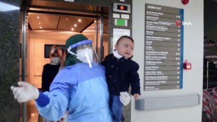 1 yaşındaki bebek babasıyla koronayı yendi, hastaneden babasıyla birlikte taburcu oldu