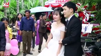 Cô dâu khóc nức nở níu tay chú ruột