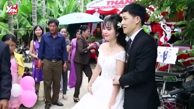 Cô dâu khóc nức nở níu tay chú ruột