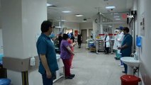 Kök hücre tedavisiyle Covid-19'u yenen hemşire meslektaşları tarafından hastaneden alkışlarla uğurlandı