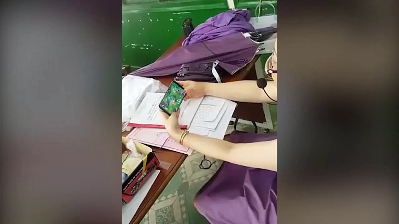 Cô giáo của năm: Cuối mùa lôi điện thoại ra leo rank Liên Quân cùng học sinh khiến cả lớp vỡ òa