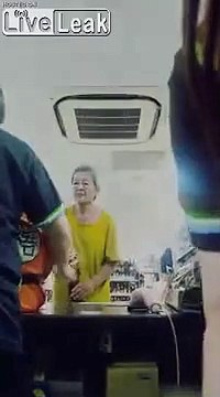 Cette femme âgée réussit à vidéo une bouteille de bière d’un seul coup.