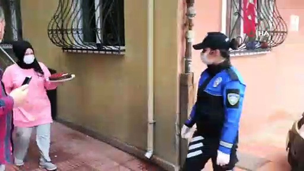 Polisleri seven küçük çocuğa polislerden sürpriz doğum günü kutlaması