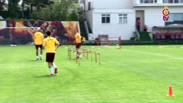 Galatasaraylı futbolcular, sosyal mesafe ve hijyen kurallarına uyarak çalışıyor