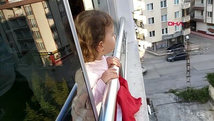 SAMSUN Küçük Derin'in balkondan yaptığı 'evde kalın' çağrıları gülümsetti
