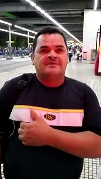 Il fait le bruit d'un klaxon de voiture à la bouche !