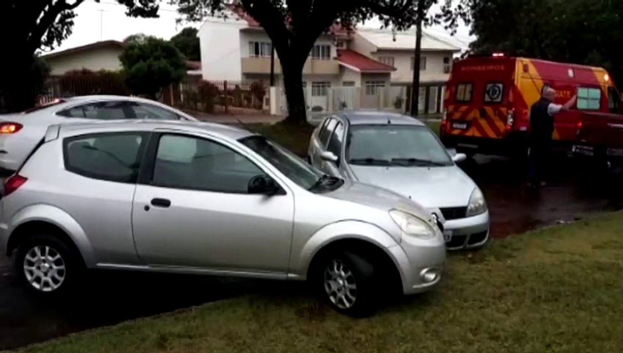 Motorista passa mal e atinge carro estacionado na Rua Manaus