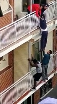 Vizinhos unem esforços para salvar idoso que escorregou da varanda