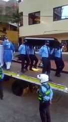 Bombeiros usam meme do caixão para motivar população a ficar em casa