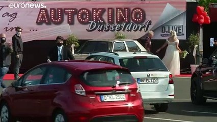 Casais alemães dão o nó em drive-in
