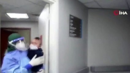 1 yaşındaki bebek ve babası, Koronavirüs'ü yenerek taburcu oldu