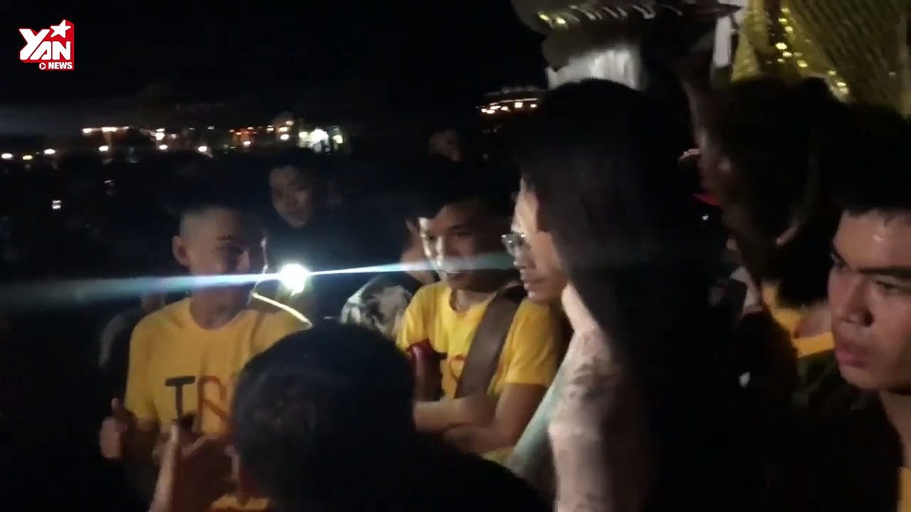 Hoa hậu Tiểu Vy bị bao vây bởi người dân