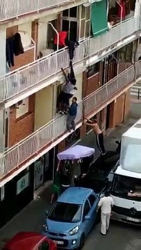 Vizinhos salvam idoso que caiu da varanda