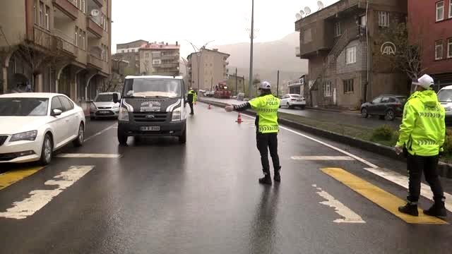 Polis ve jandarma, sürücülere maske dağıttı