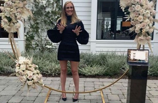 Adele compartilha foto após perda de peso e arranca elogios