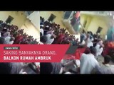 Saking Banyaknya Orang, Balkon Rumah Ambruk