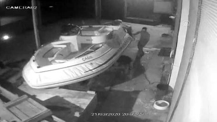 Marmaris'te bağlı köpeğe pitbullunu saldırtarak tekmeleyen kişi güvenlik kamerasına yansıdı