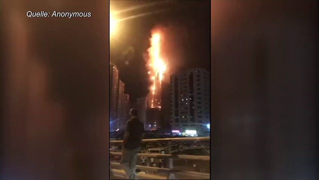 Verheerendes feuer in wolkenkratzer in den emiraten