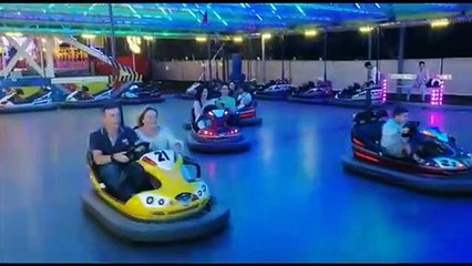 ERA UN JUEVES POR LA TARDE EN LO COCHES DE CHOQUE