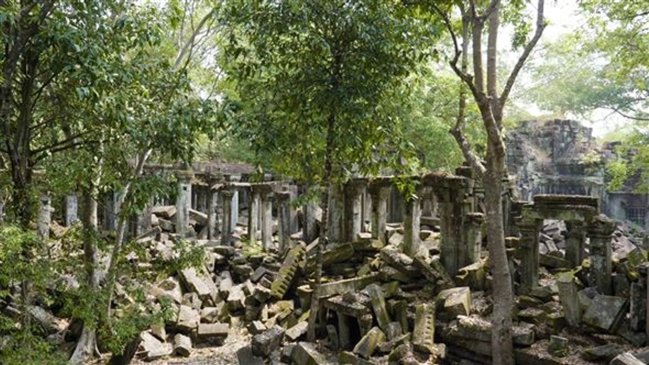 Die natur hat den beng mealea tempel zurückerobert