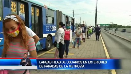 VIDEO: Largas filas de usuarios en exteriores de paradas de la metrovía