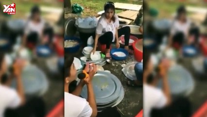 Thấy cô dâu rửa bát khổ cực