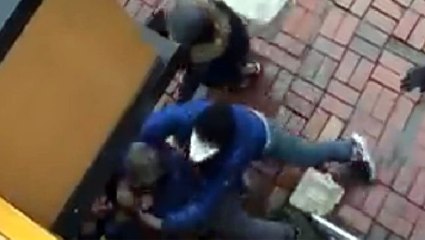 Banka önünde meydana gelen sıra kavgasında yumruklar konuştu