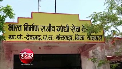 ग्रामीण खुद ही कुआं गहरा करने में जुटे