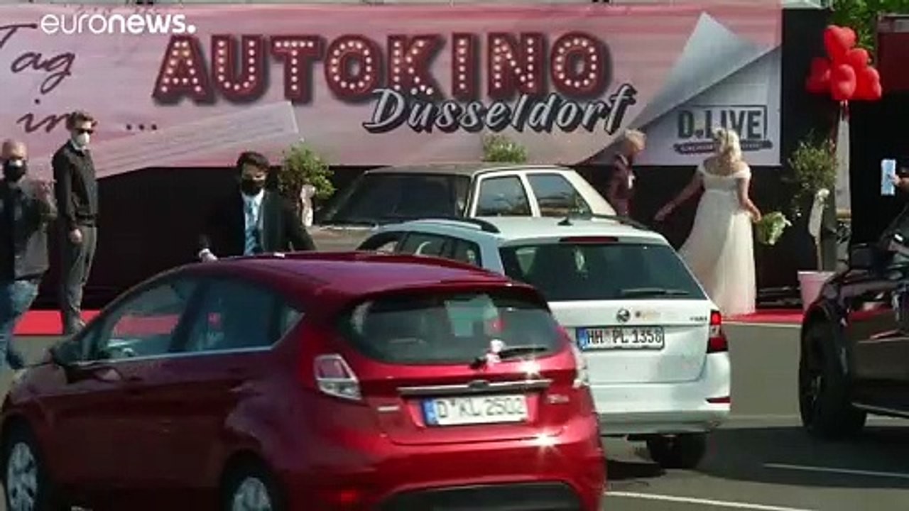 Boda en un aparcamiento para que los invitados puedan asistir a la ceremonia dentro de sus coches