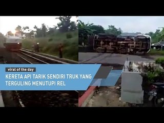 Kereta Api Tarik Sendiri Truk Yang Terguling Menutupi Rel