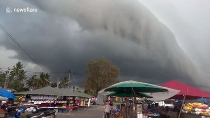 Huge wall-like cloud towers over market in southern Thailand
