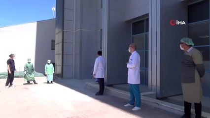 Koronavirüsten kurtulan iki hasta alkışlarla taburcu oldu