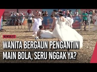 Keseruan Wanita Bergaun Pengantin Main Bola