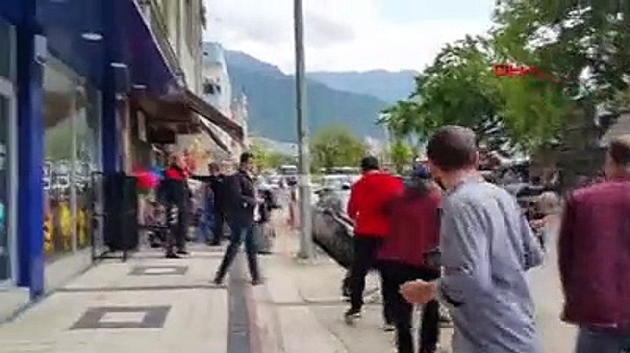 Sokak ortasında taşlı, sopalı kavga! 4 yaralı, 10 gözaltı var