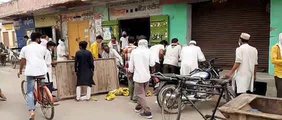 बाइक का संतुलन बिगड़ने से फल रेहडी में टक्कर, पास खड़ी महिला भी हुई घायल