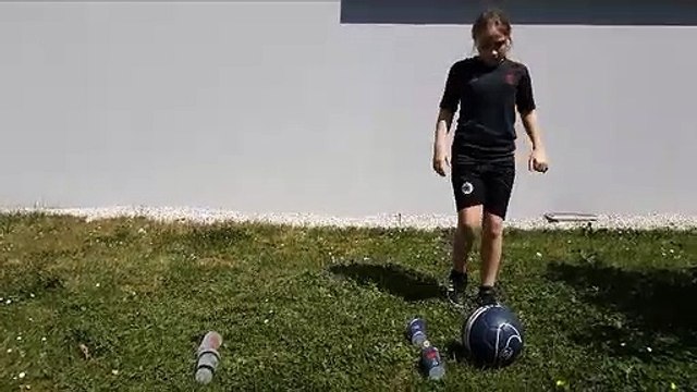 Theme technique ballon au sol . Des 2 pieds . A d'autres gars ou filles de le realiser