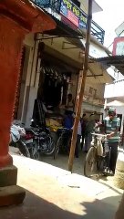 फतेहपुर DM के सख्त आदेश होने के बाद भी धड़ल्ले से खुल रही दुकाने