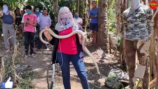 कुवेमे गिरा साँप.. Snake rescued from well by Anand and Nirzara Chitti at Jamboti Belgaum