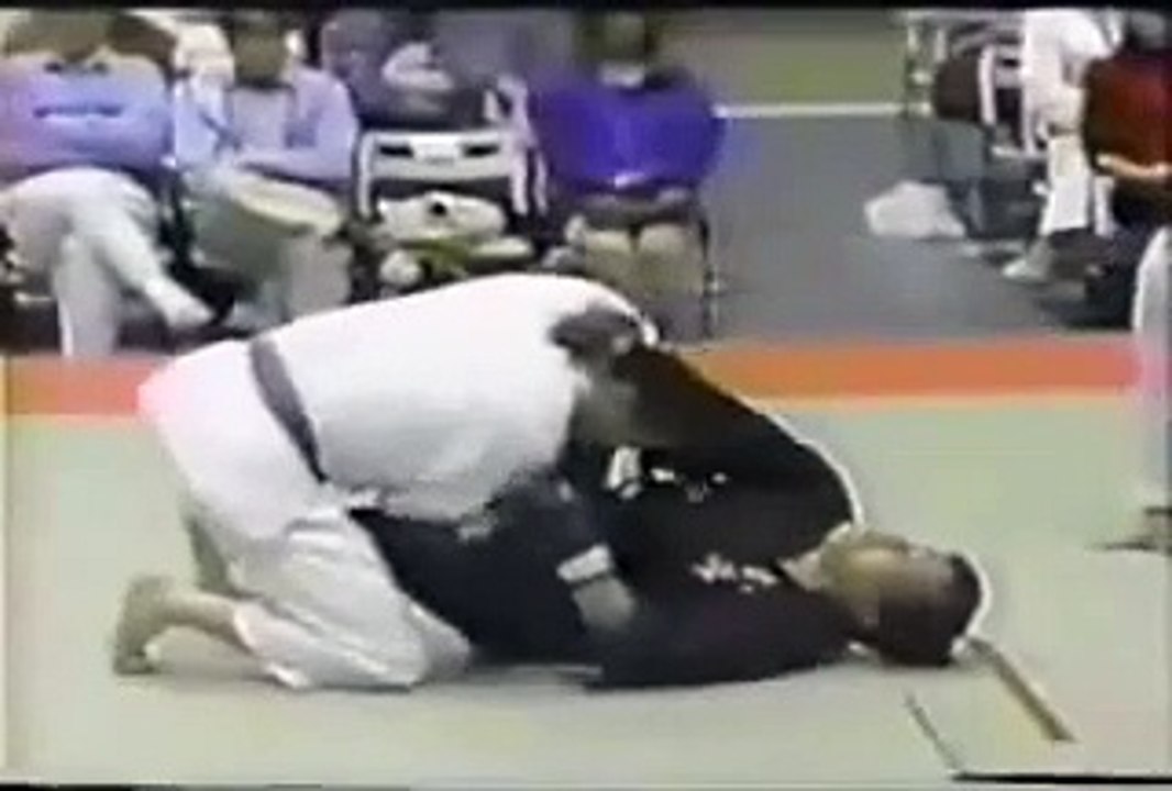 Satoru Sayama (Tiger Mask)  vs. Yoshinori Nishi  (1995)
