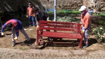 Antalya'da banklara koronavirüs düzenlemesi...Eski bankların yerine ortası boş 1 metre mesafe olan...