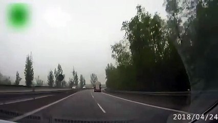 Son pneu éclate au pire moment et il évite le pire... Belle maitrise du véhicule