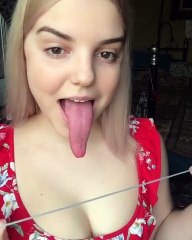 Elle réussit à faire des noeuds avec sa langue... hallucinant