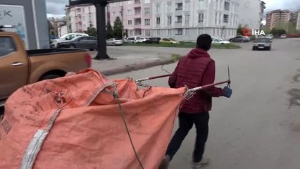 Ehliyetsiz motor kullandığı için 5 bin 470 TL ceza yedi, çekçekle kağıt toplamaya devam etti