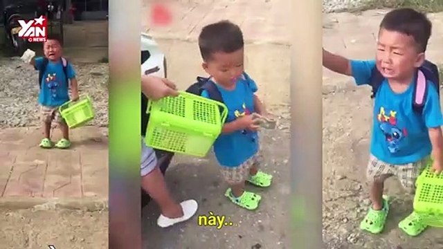 Biểu cảm của cậu bé khi đi học mẫu giáo