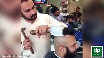 ہتھوڑے اور ٹوکے سے بال کاٹنے والا پاکستانی حجام... حیرت انگیز ویڈیو