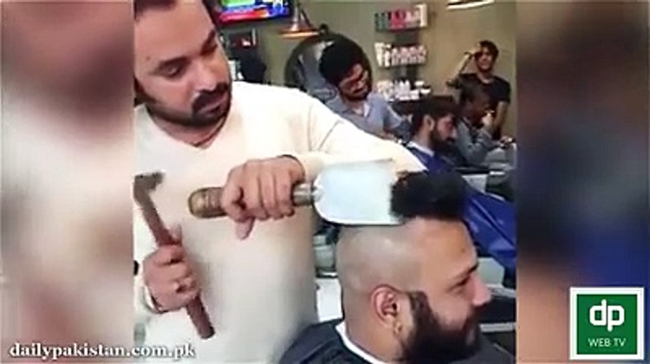 ہتھوڑے اور ٹوکے سے بال کاٹنے والا پاکستانی حجام... حیرت انگیز ویڈیو