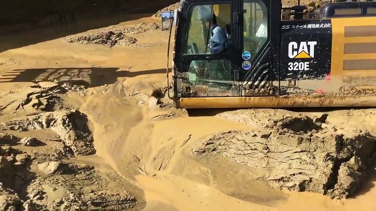 ÇAMURUN İÇİNE KADAR GİRMİŞ OLAN EXCAVATORU KURTARAN USTA OPERATÖR