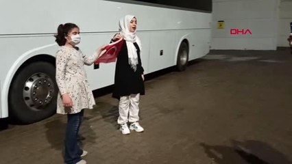 Bayraklarla çıktıkları yurttan helallik isteyerek ayrıldılar