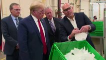 Trump causa controversia al visitar una fábrica de mascarillas sin usar una de estas