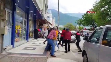BURSA Para meselesi yüzünden çıkan kavgada 4 kişi yaralandı, O ANLAR KAMERADA